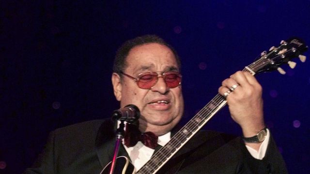 singer-and-guitarist-mickey-baker-performs-his-1956-hit-song-love-is-strange-before-receiving-th_1182906